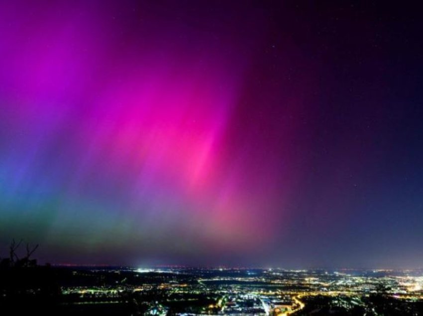 Pamje përrallore! Toka “goditet” nga stuhia diellore, aurorat “pushtojnë” qiellin