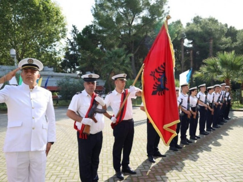 Kontigjenti i detarëve shqiptarë niset në misionin e NATO-s në Egje