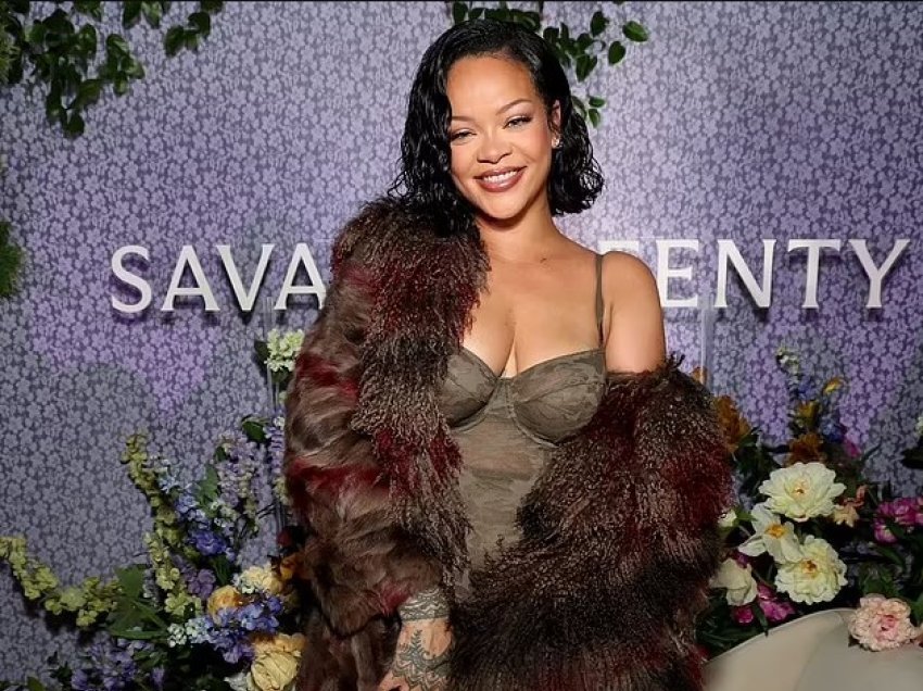 Rihanna del vetëm në të brendshme dhe një pallto, në eventin e saj “Savage x Fenty” në Los Angeles