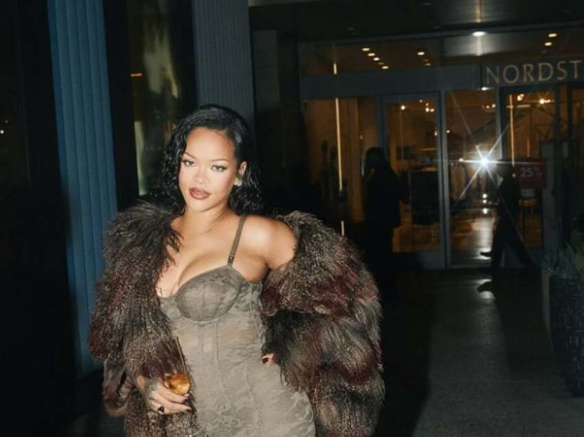 Rihanna “çmend” fansat, publikon foto në të brendshme