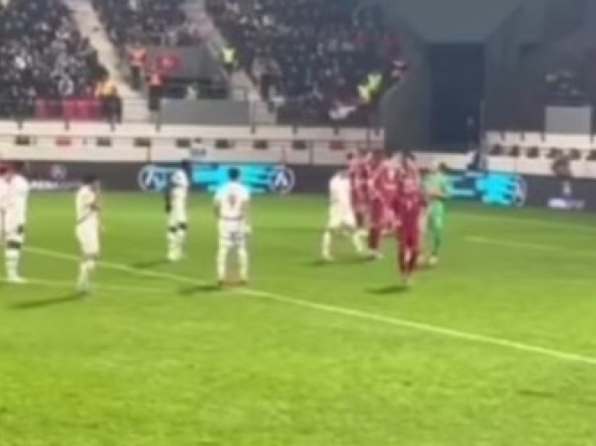 Momenti kur Granit Xhaka e shtyu fort portierin serb gjatë ndeshjes