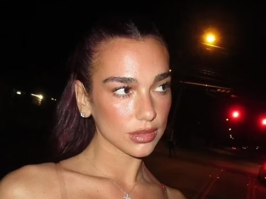 Dua Lipa vesh sytjena ‘Hello Kitty’ me fustan të bardhë