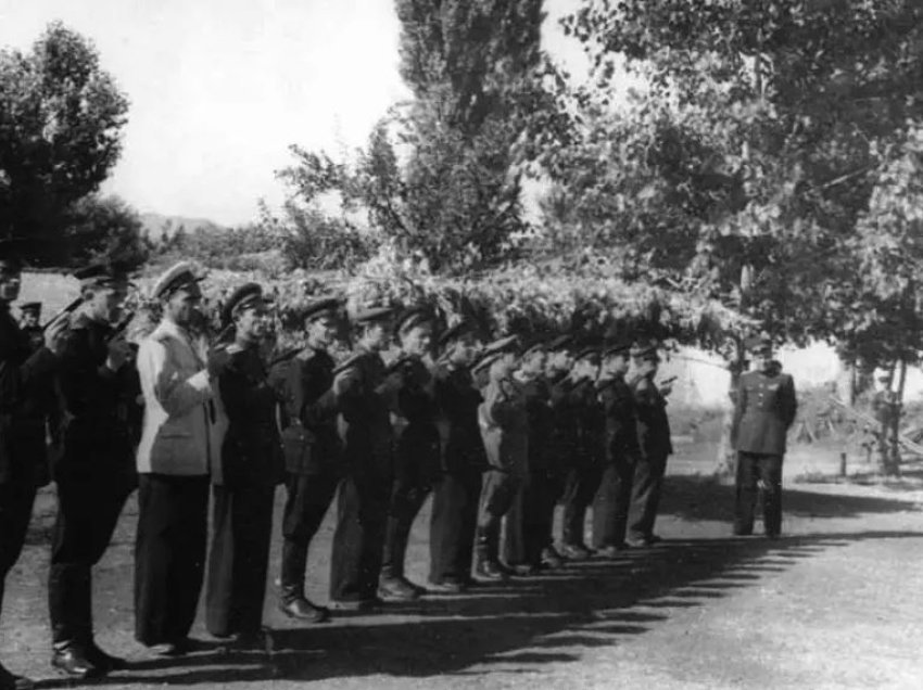  Si kryhej një vendim gjykate me vdekje në komunizëm: Ekzekutimi i të dënuarit kryhej me armë zjarri nga një person, ose...