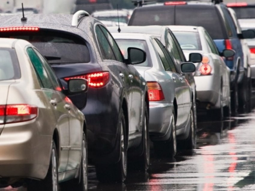 Studimi/ Makinat në Shqipëri lëvizin me shpejtësi mesatare 33 km/h