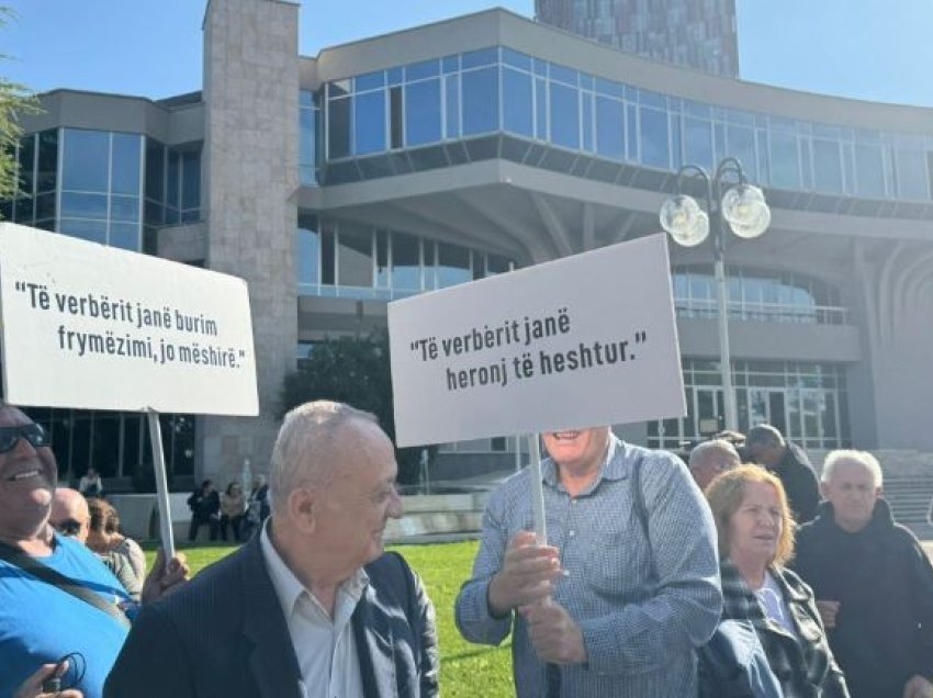 Dita Ndërkombëtare e Shkopit të Bardhë/ Të verbrit nisin marshimin në Tiranë: Burim frymëzimi, jo mëshire