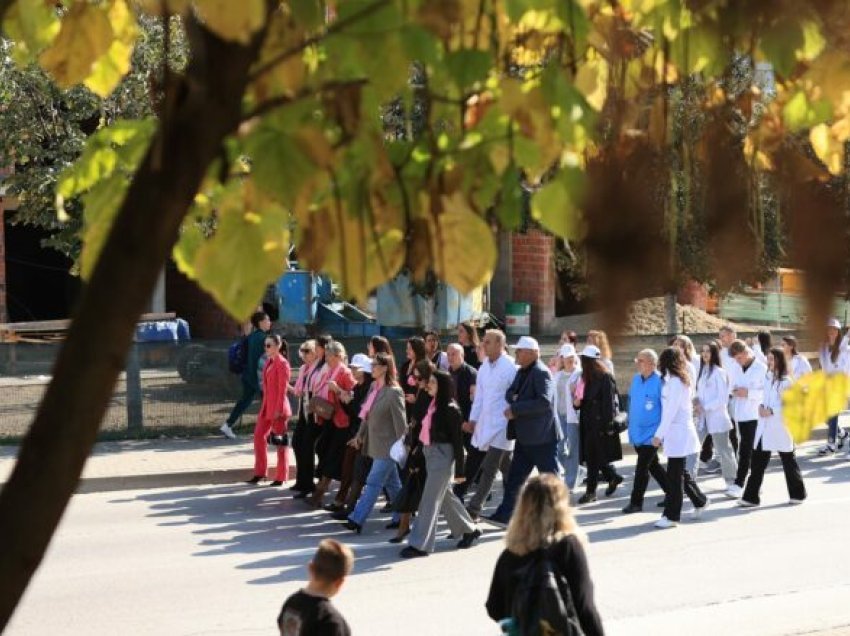 Në Skenderaj mbahet ecja tradicionale në kuadër të muajit ndërgjegjësues ndaj kancerit të gjirit