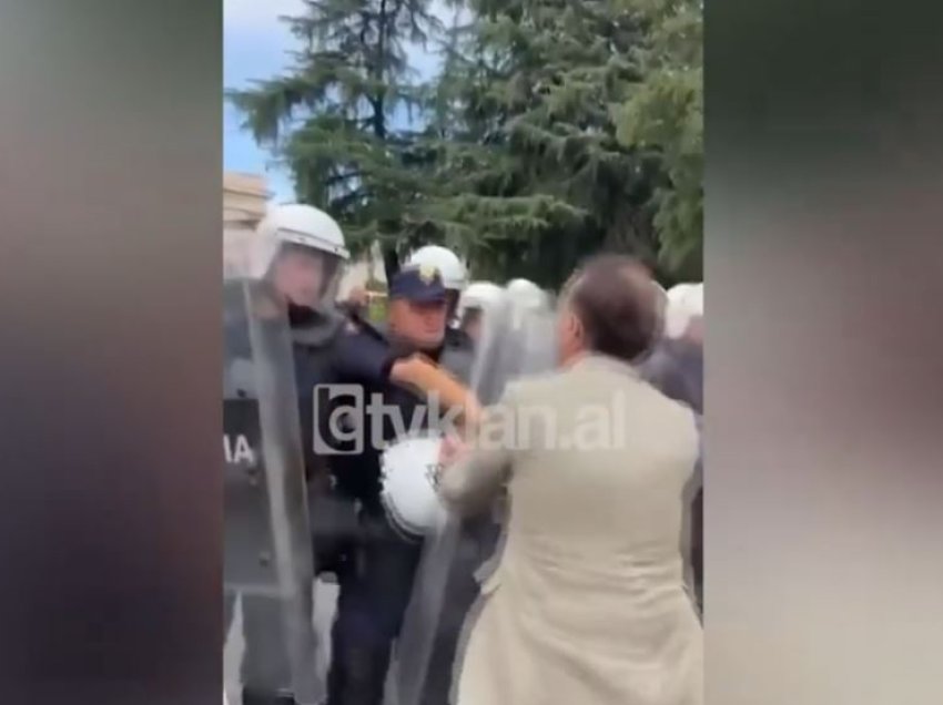 Momenti kur polici i tregon armën deputetit të PD-së, Luan Baçi