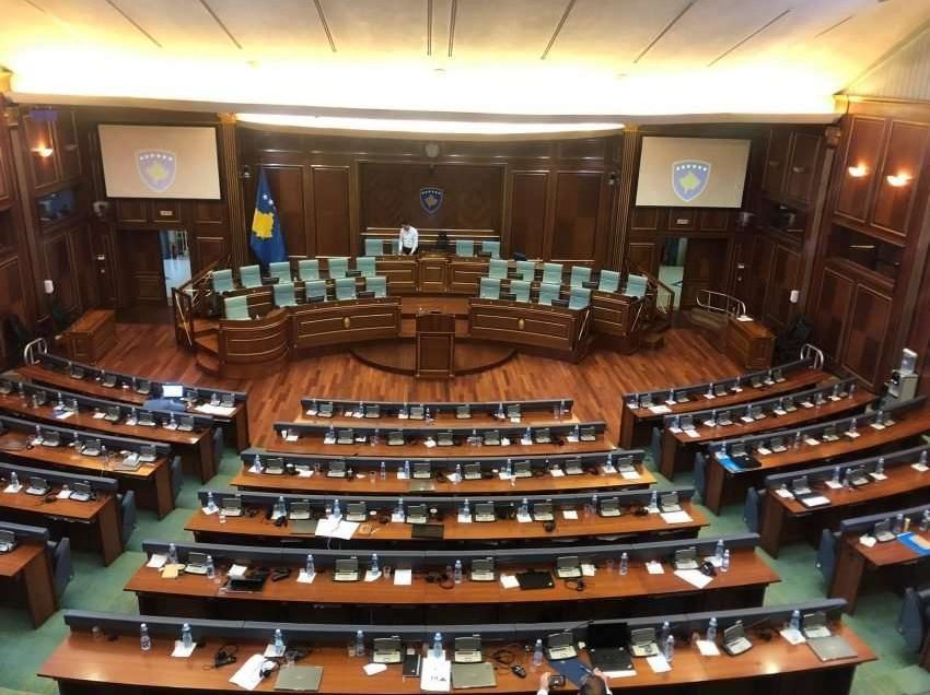 “Spiunë, kriminelë, hajna...”, politika në Kosovë ashpërson gjuhën - rrezik për dhunë