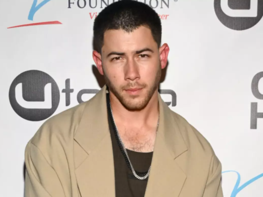 Nick Jonas largohet me vrap nga skena pasi i drejtohet një laser në kokë