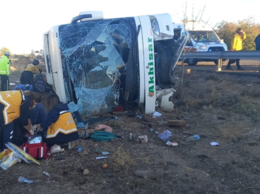 Përmbyset autobusi në Turqi, të paktën gjashtë të vdekur