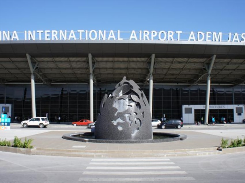 Policia gjen shufër metalike dhe thikë në çantën e një personi në aeroportin e Prishtinës