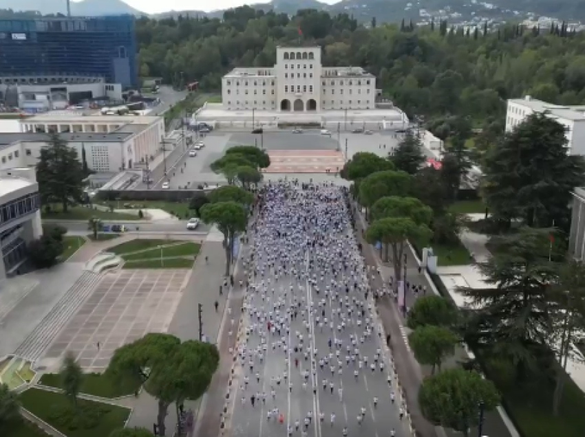 Një ditë para Maratonës së Tiranës, nxënësit e shkollave 9-vjeçare po vrapojnë 