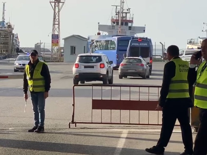 Nën masa të larta sigurie, 12 emigrantët mbërrijnë në portin e Shëngjinit