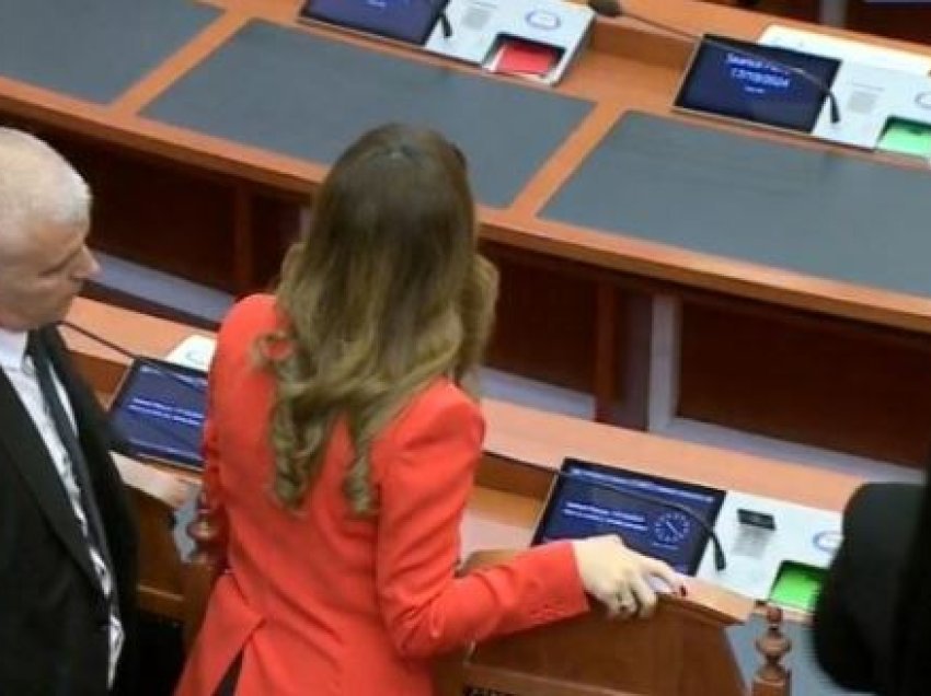 Gaz helmues apo benzinë në Parlament? Deputeti Doda zbulon lëndën që u hodh nga deputetja Hoti