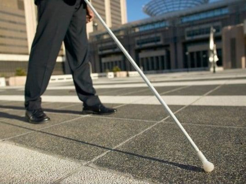 “Jeto në errësirën time”: Hapet tenda ku pjesëmarrësit përjetojnë “verbërinë”