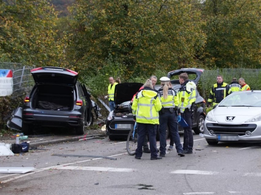 Tragjedi e rëndë: Nëna dhe dy fëmijët e saj humbin jetën pasi Audi del nga rruga dhe përplas këmbësorët