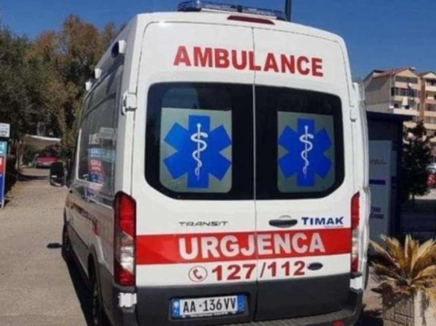 Aksident në Dibër/ Dy automjete përplasen me njëra-tjetrën, shoferi transportohet për në spital