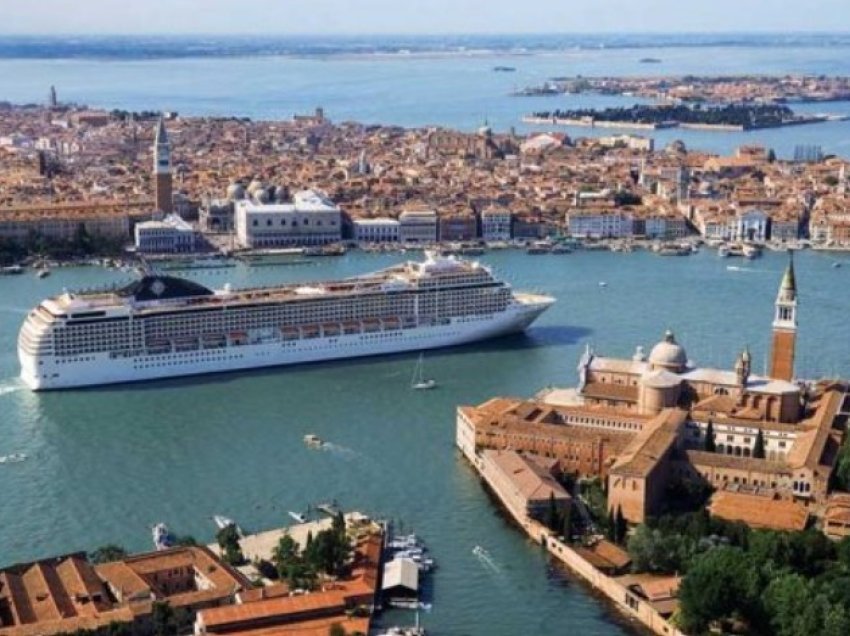 Venecia dyfishon tarifën për hyrjen e turistëve