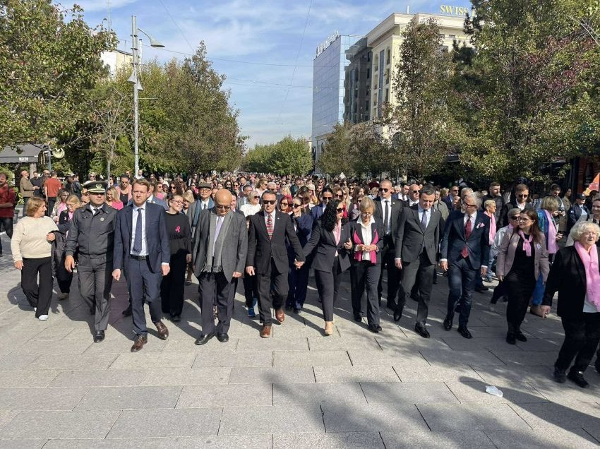 Osmani, e shoqëruar nga bashkëshorti marrin pjesë në ecjen tradicionale kundër kancerit të gjirit