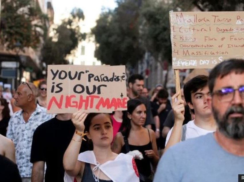 “Turistë shkoni në shtëpi!”, spanjollët nuk i ndalojnë protestat