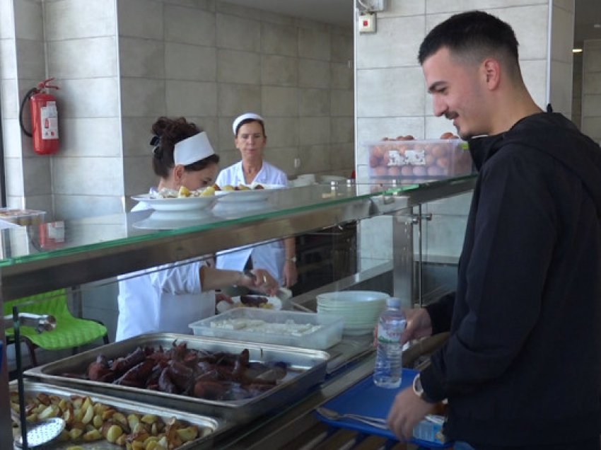 ​Kuzhinierët e Mensës në ndihmë të FSK-së: Çfarë ndodh me ushqimin e studentëve?