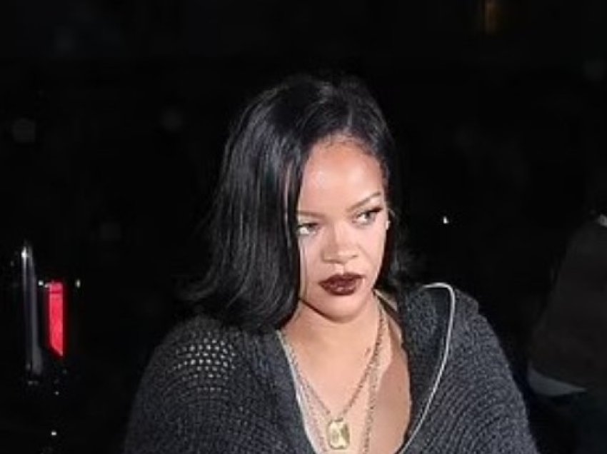 Rihanna duket elegante me një fustan të thurur