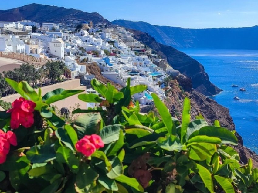 Cilësohet si ‘ishulli magjik’, ja çfarë e bën të veçantë Santorinin në Greqi