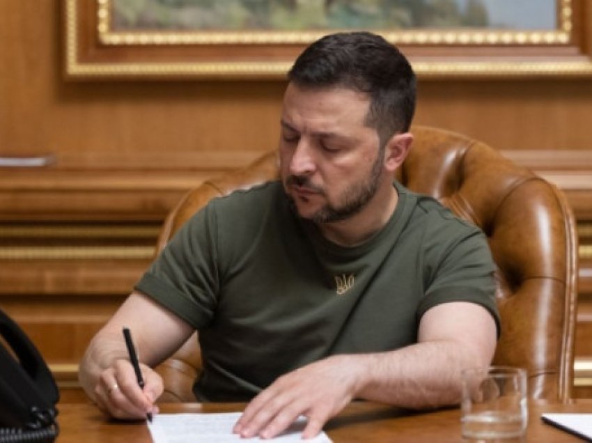 ​Zelensky nënshkruan ligjin që lejon shtetasit e huaj të jenë oficerë në ushtrinë e Ukrainës