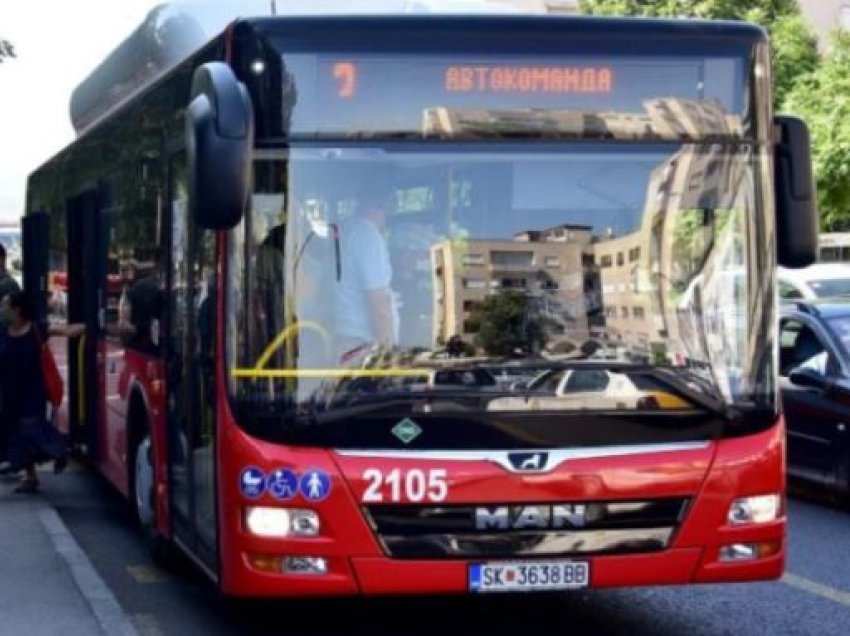 71 vjeçarja nga Shkupi rrëzohet në autobus, pëson lëndime të rënda