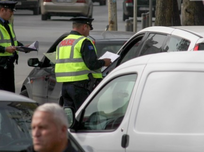 Policia shqiptoi mbi 1 mijë e 700 gjoba trafiku për 24 orë