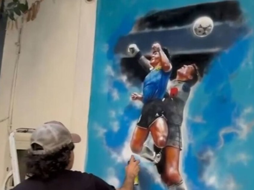 Në Napoli, një murale e re kushtuar Maradonës