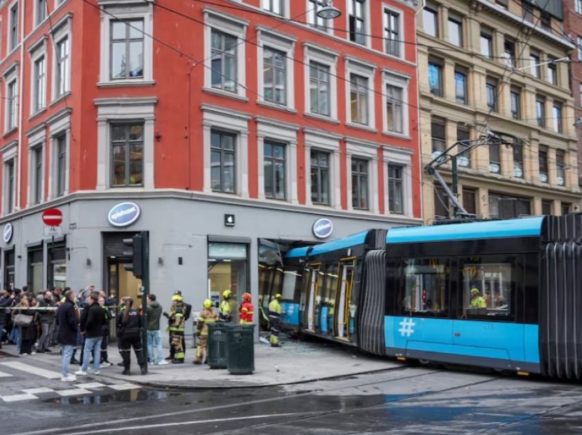 Tramvaji hyn brenda dyqanit në qendër të Oslos, plagosen 4 persona