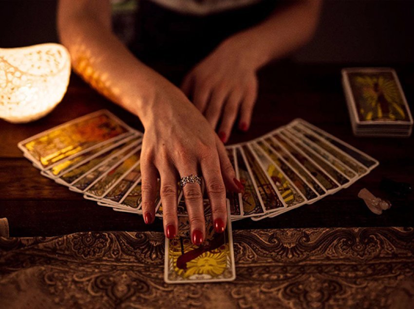 Besim, intuitë dhe mister: Një udhëzues fillestar si të lexoni letrat tarot