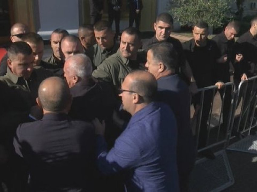 LIVE: Çfarë po ndodh/ Tensione jashtë e brenda Kuvendit – deputetët opozitarë përplasen me gardën