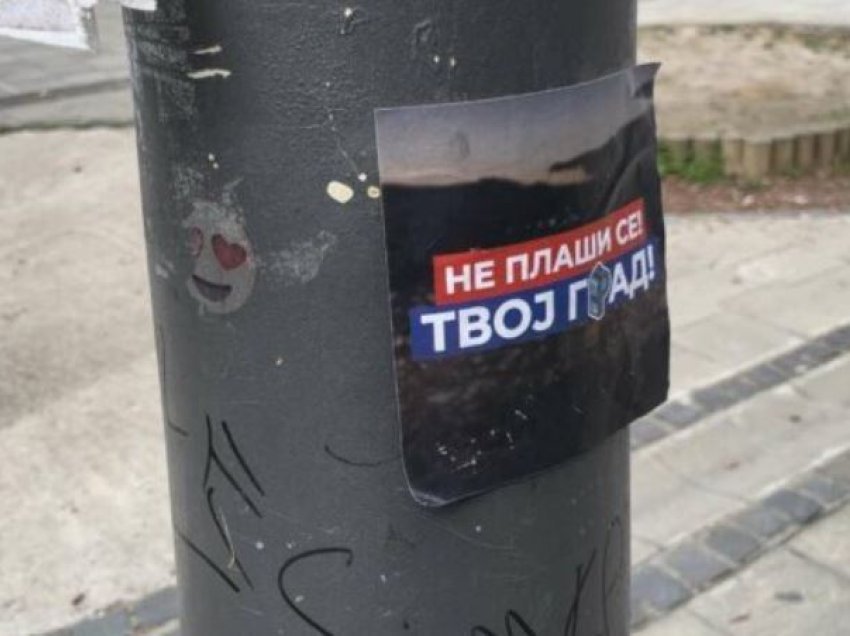 “Mos u frikëso…”, vendosen posterë të shkruar serbisht në veri të Mitrovicës