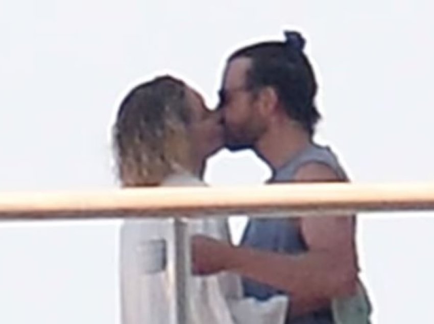 Gigi Hadid dhe Bradley Cooper me puthje shijojnë pushimet