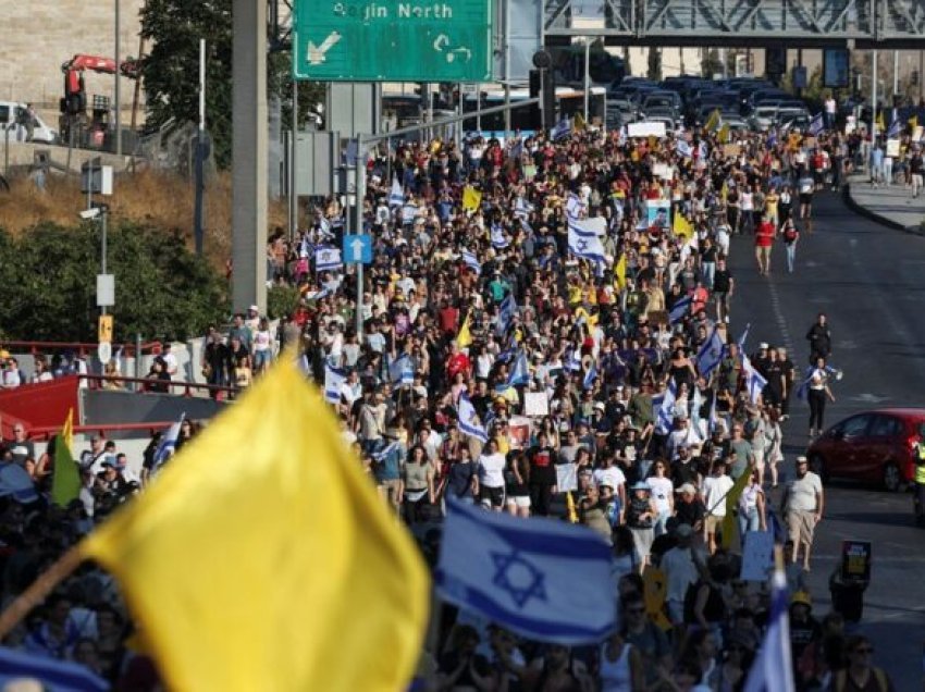 Protestuesit bllokojnë rrugët dhe përleshen me forcat e sigurisë ndërsa nisin demonstratat anti-Netanyahu