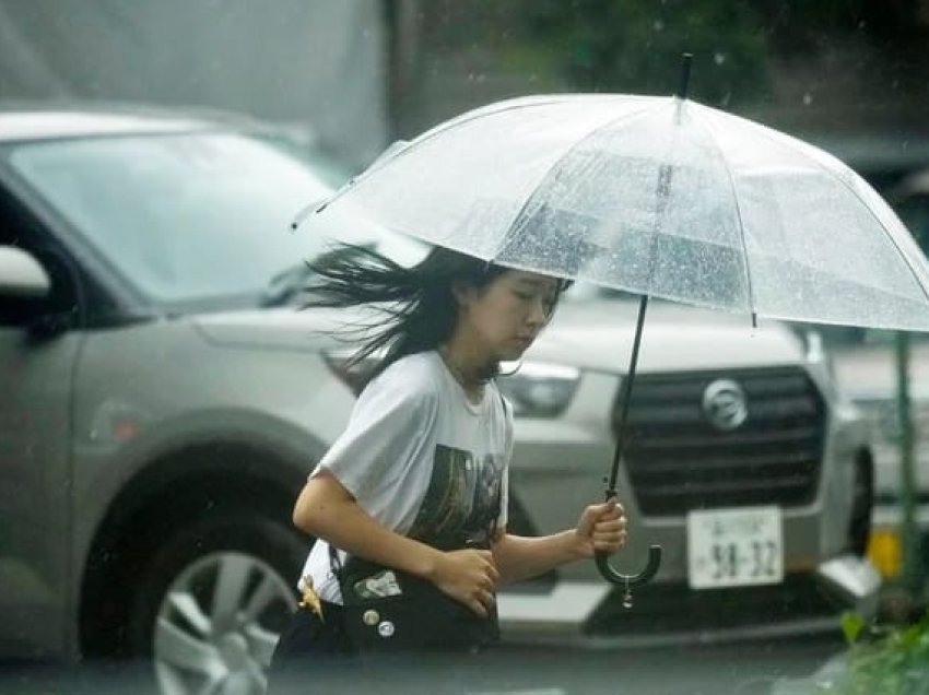 Tajfuni Shanshan dobësohet në stuhi, ndërsa shirat vazhdojnë të godasin Japoninë