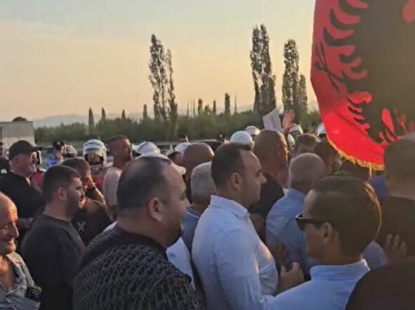 Sërish protestë në aksin Thumanë-Kashar, qytetarë të shumtë bllokojnë autostradën