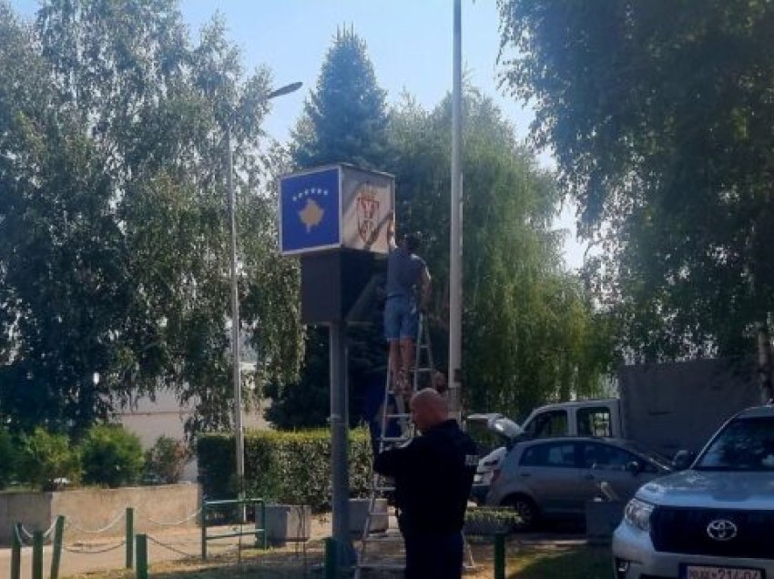 Simbolet serbe në institucionet paralele të Serbisë në veri të vendit, mbulohen me ato të Kosovës