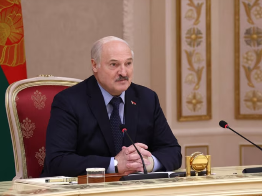 Lukashenka i fal 30 të dënuar me burgim për pjesëmarrje në protesta