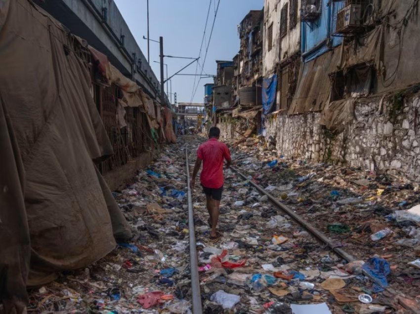 Bota prodhon 57 milionë tonë mbetje plastike çdo vit