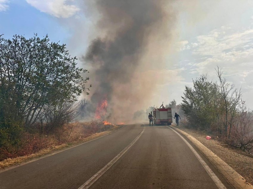 Dy fshatra në Rahovec përfshihen nga flakët, intervenojnë zjarrfikësit 