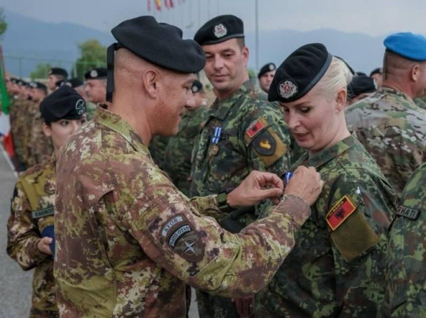 Një togë e kontingjentit shqiptar përfundon misionin në KFOR, nderohen me medalje