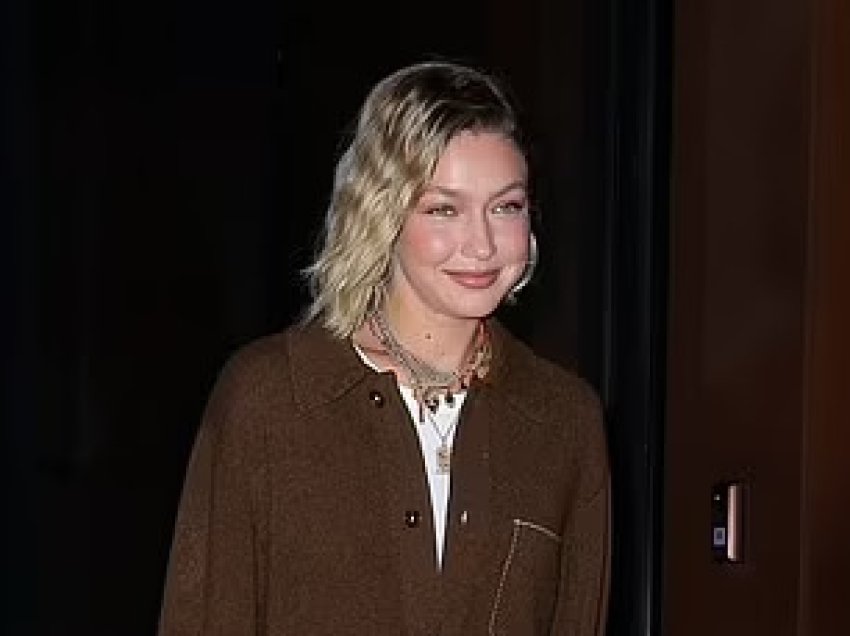 Gigi Hadid duket plot stil, teksa shijon një natë argëtuese vajzash në New York