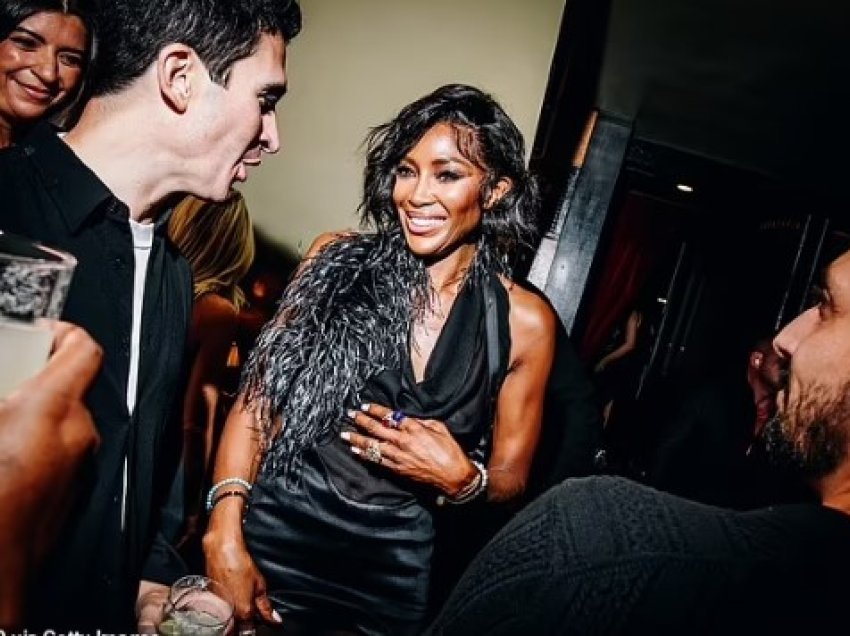 Naomi Campbell merr vëmendjen me dukjen tërheqëse në të zeza