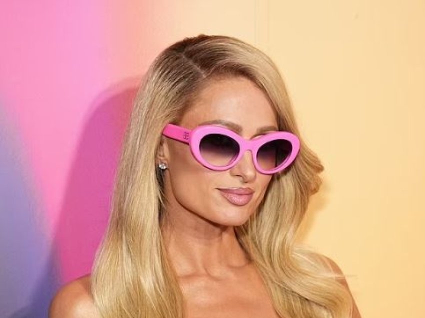 Paris Hilton mahnit me veshjen ngjyrë rozë, në festën e publikimit të albumit