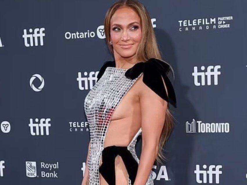 Jennifer Lopez merr vëmendjen me dukjen atraktive në premierën e filmit të ish-burrit të saj