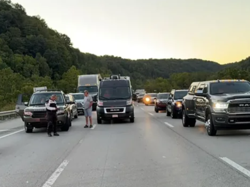 Breshëri armësh mbi automjetet që lëvizinin në autostradë, raportohen 7 të lënduar