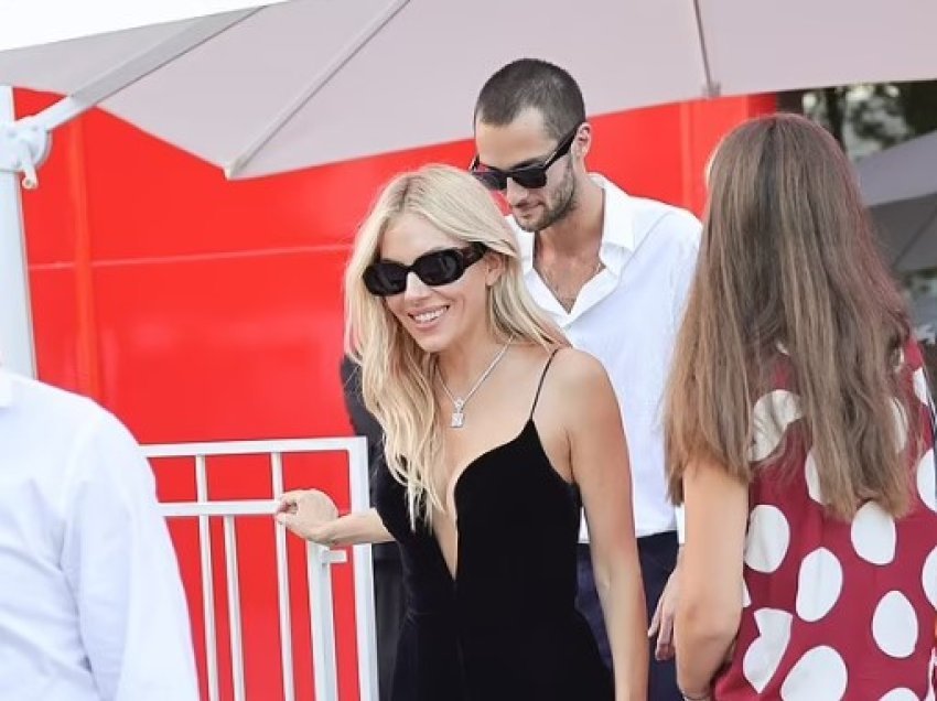 Sienna Miller merr pjesë në ditët e fundit të Festivalit të Filmit në Venecia, duket magjepëse me fustan të zi